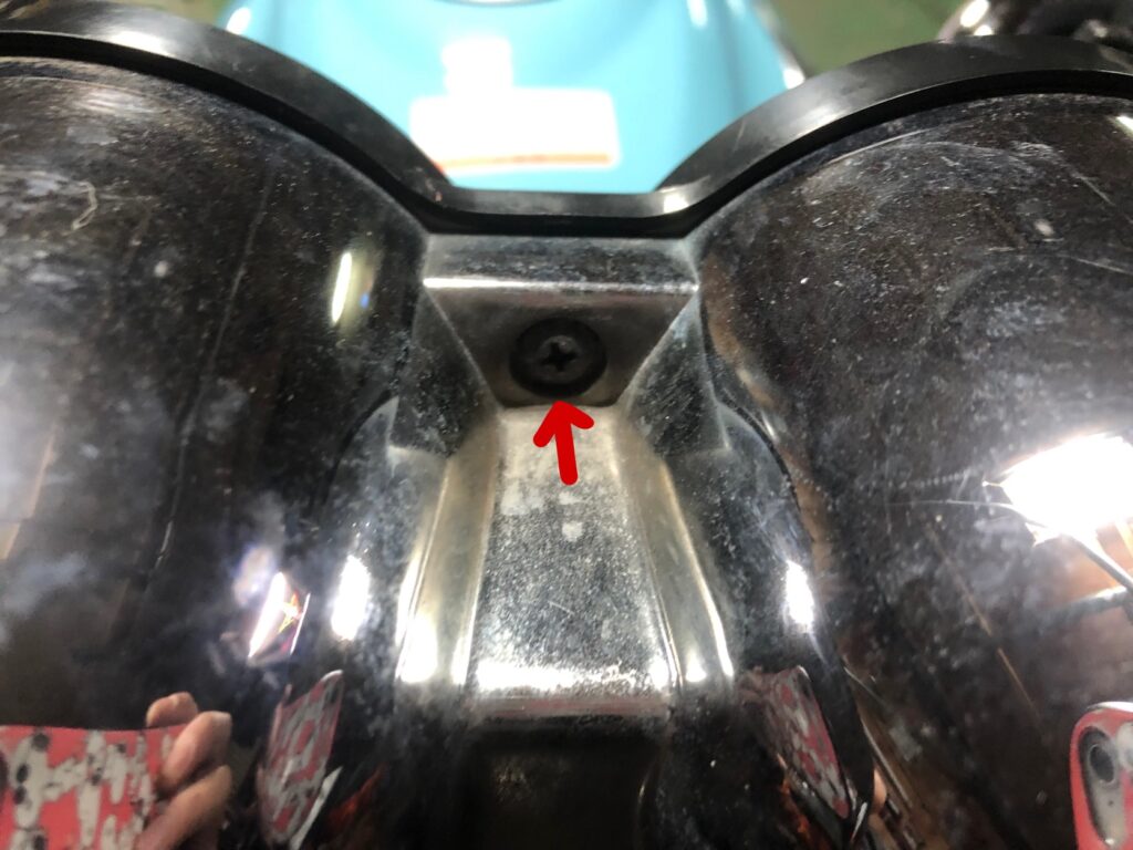 メーターのアウターカバーを留めているビス