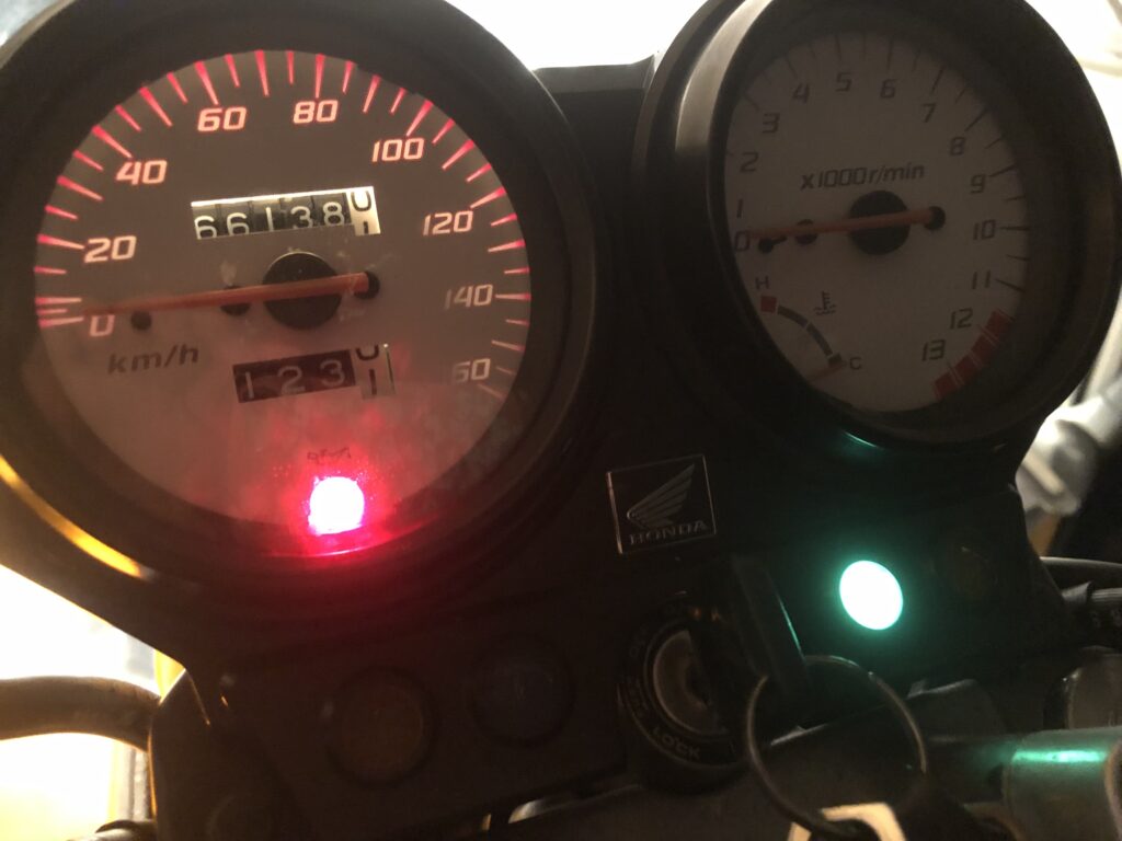 タコメーター側の球が切れたVTR250のメーター