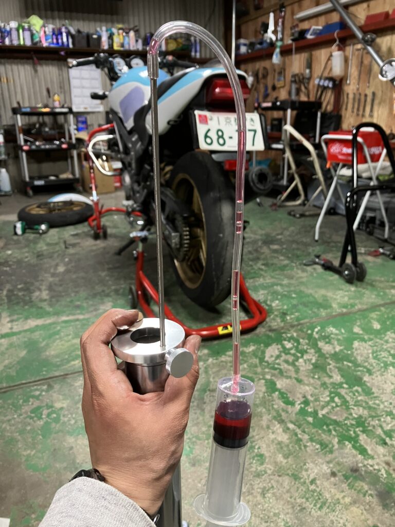 ツールを使った油面調整