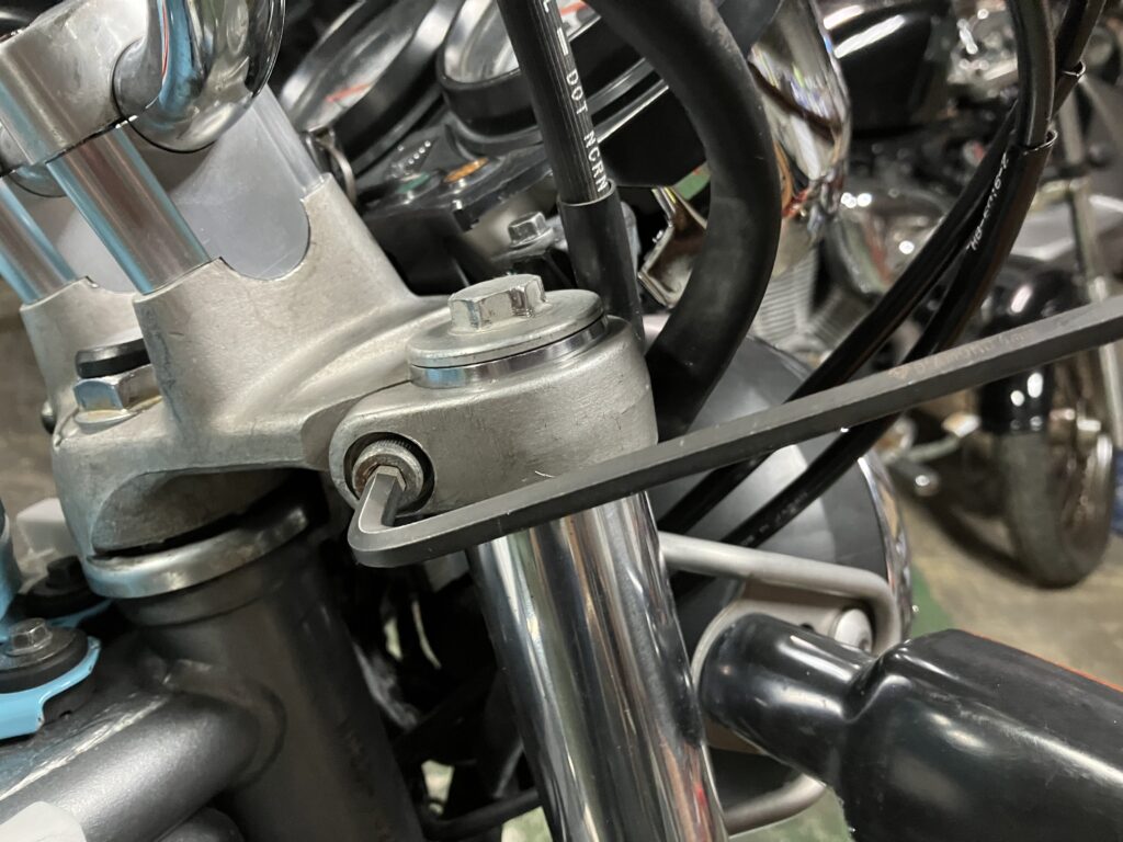トップブリッジのフォークトップを緩める