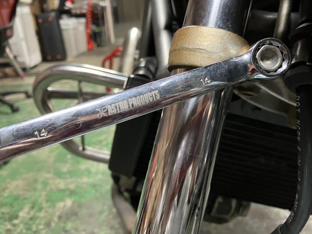 ステムのフォークを留めてるボルトを緩める