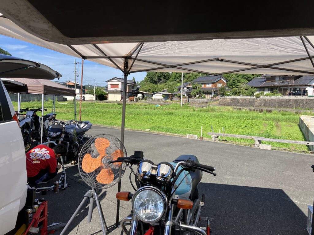 暑くてテントと扇風機使用