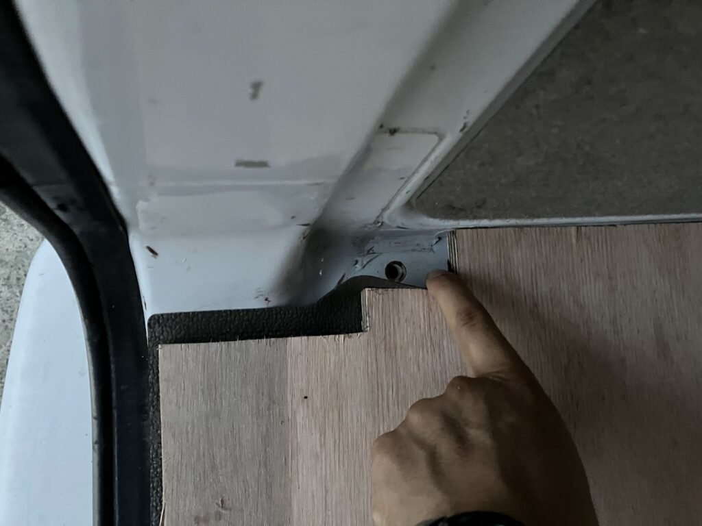 アイボルトの穴用切り込み