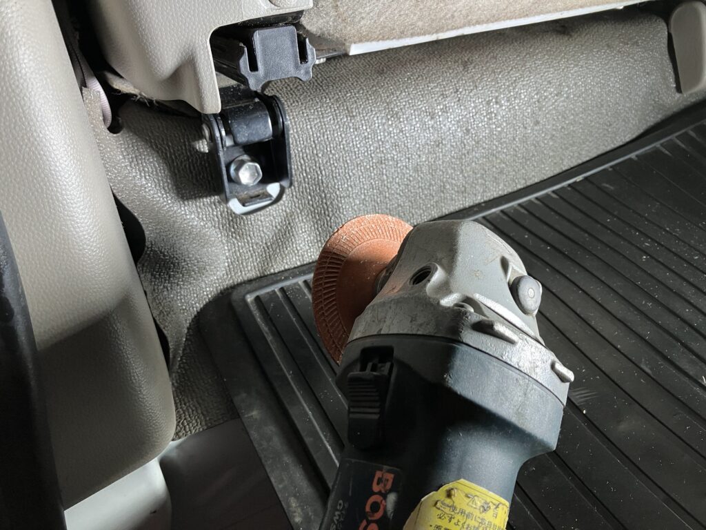 ディスクグラインダーで削ります