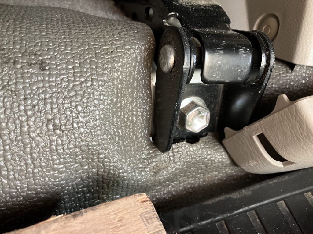 シートレール固定部加工before