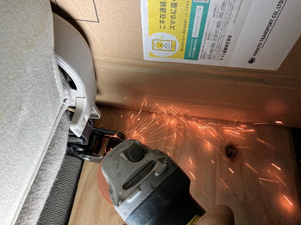ディスクグラインダーで削っています