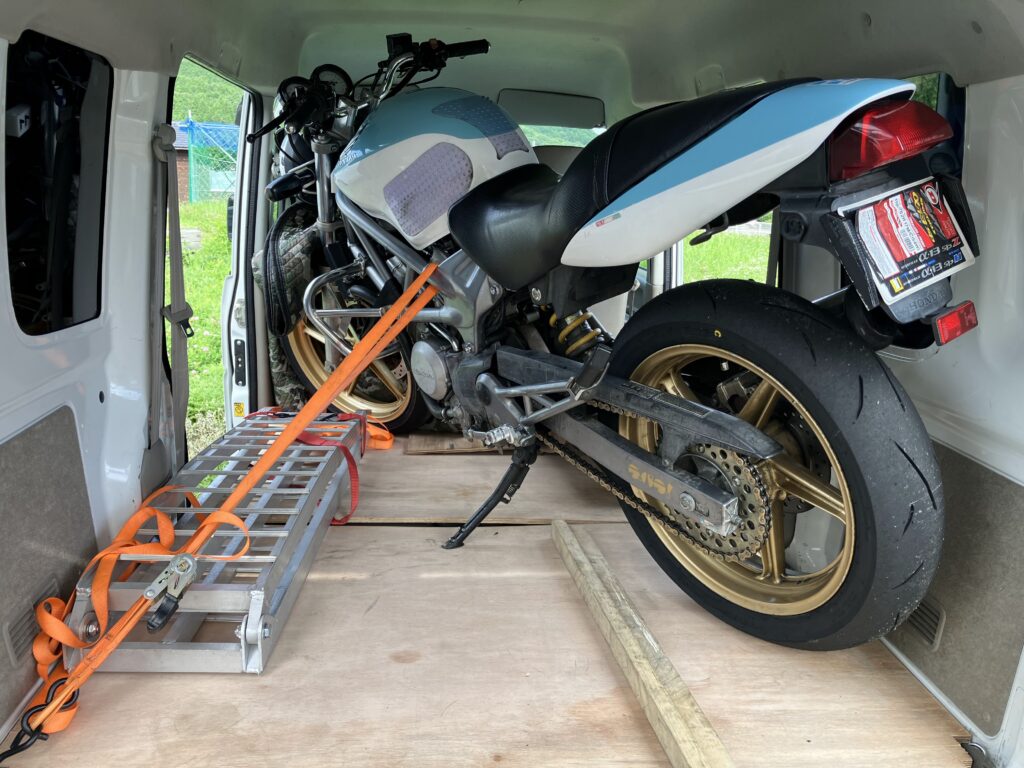 スクラムにバイクを積載
