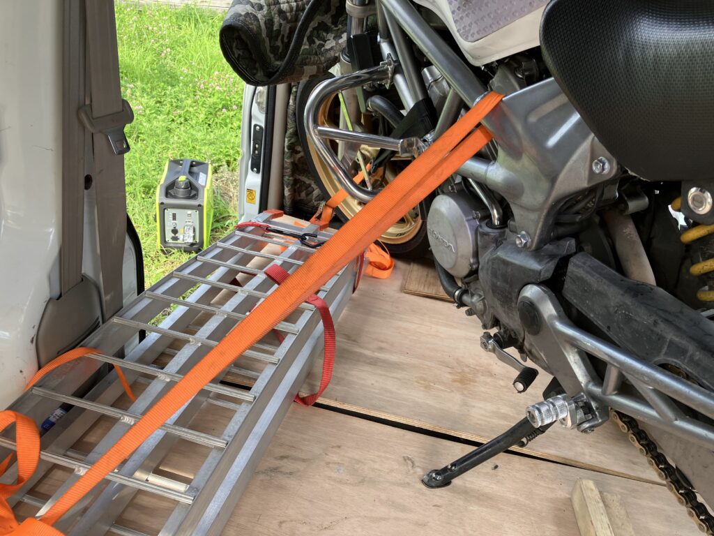 車体左後ろからバイクを左に引っ張る