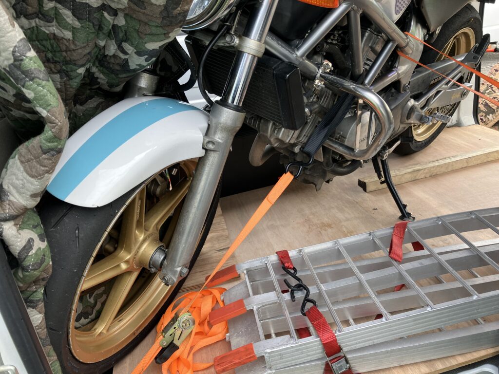 車体左前からバイクを前方へ引っ張る