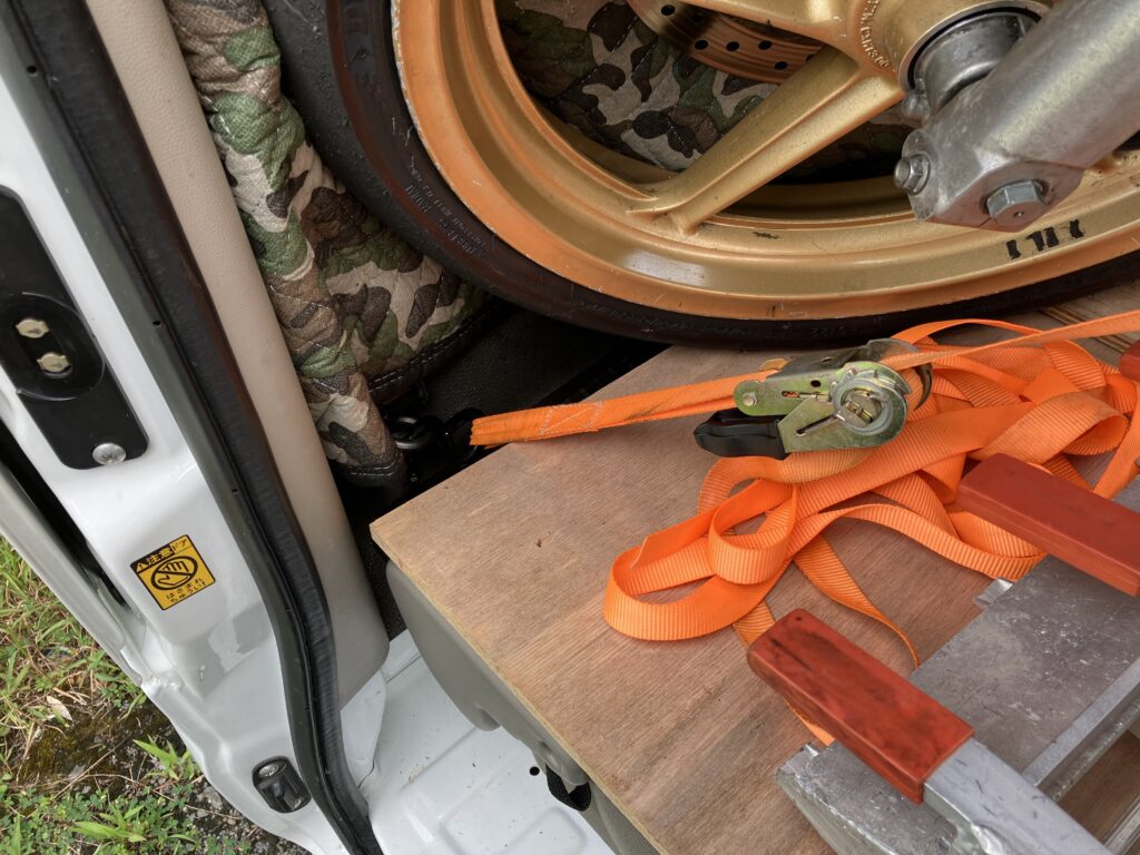 車体左前の固定