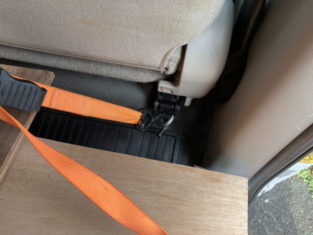 車体右前の固定
