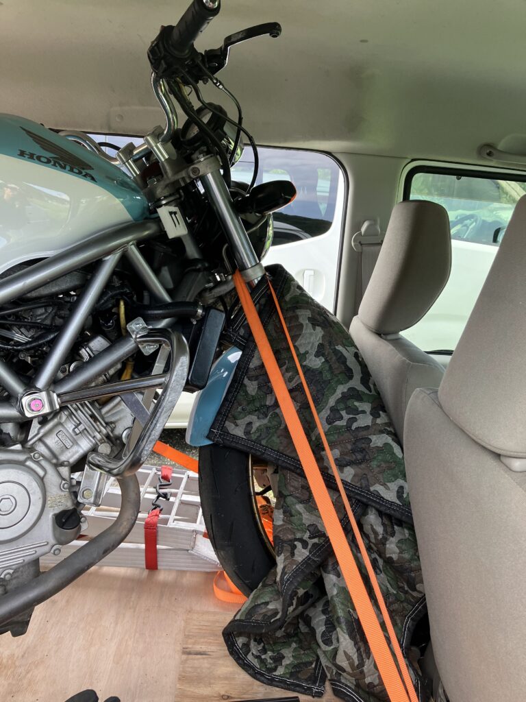 車体右前からバイクを右方向へ引っ張る