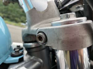 トップブリッジのフォーク締め付けボルト