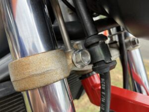 アンダーブラケットのフォーク締め付けボルト