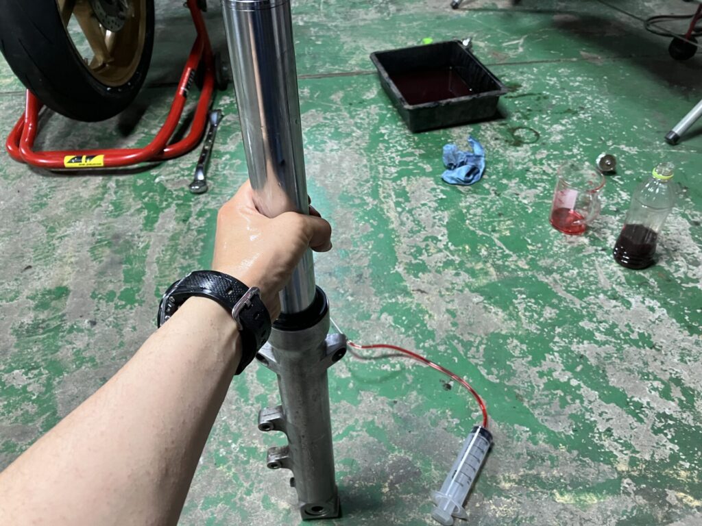 フォークオイルの油面調整