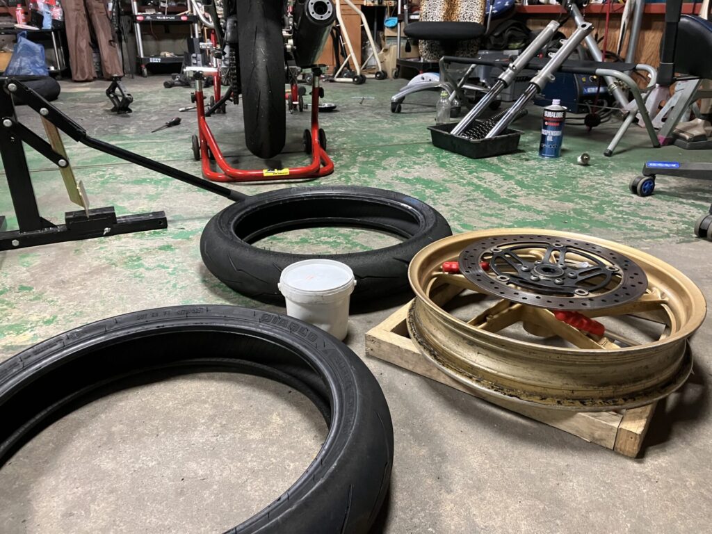 タイヤ交換とフォークオイル交換