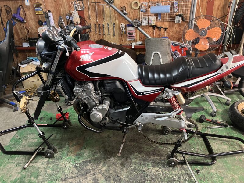 250429ホイールを外したCB400SF