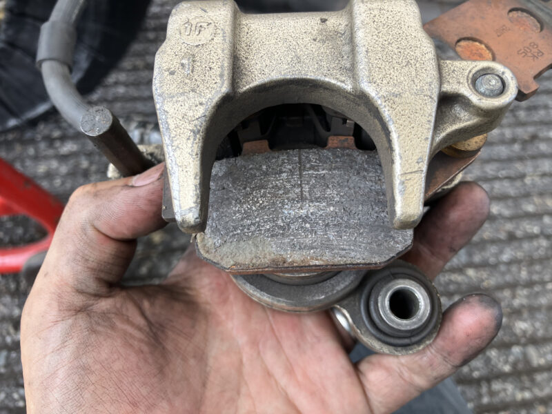 250927すり減って一部剥がれたパッド