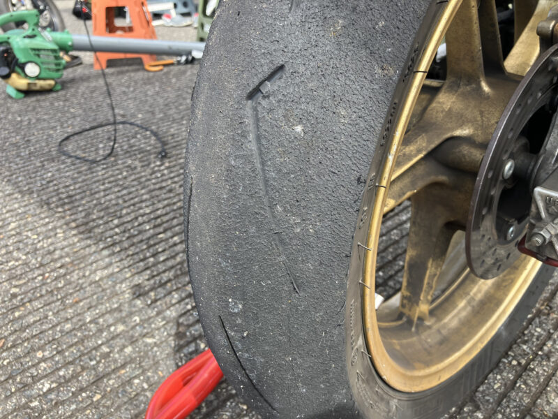 250927すり減ったタイヤ